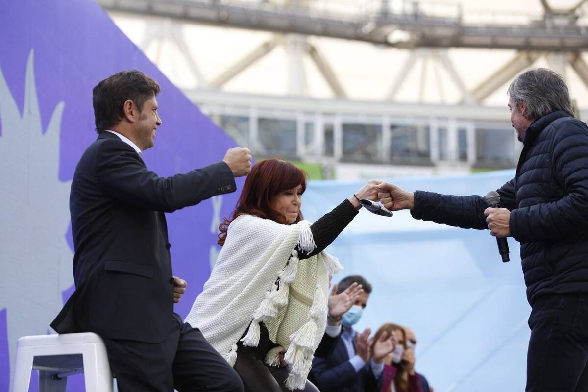 Kicillof desdobló las elecciones y se enfrentó a Cristina Kirchner y a su hijo Máximo.