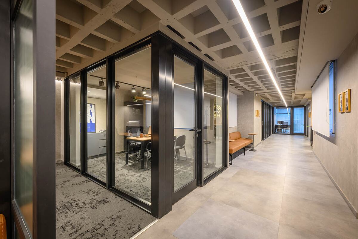 Con piezas de gran tamaño se consigue una continuidad visual, producto de las juntas mínimas (proyecto Laplace, estudio Echaniz Gallo).