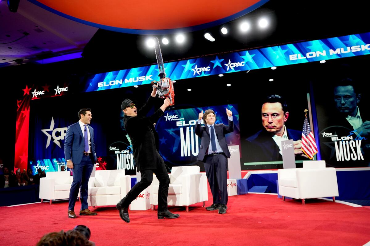 Puro show. En Estados Unidos, el presidente Javier Milei le regaló una motosierra al dueño de Tesla, Elon Musk. (Gobierno)