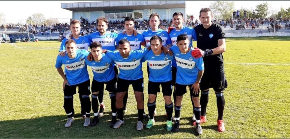 Castro y el equipo de 9 de Julio que obtuvo el campeonato en la Liga de Río Tercero. (Facebook 9 de Julio).