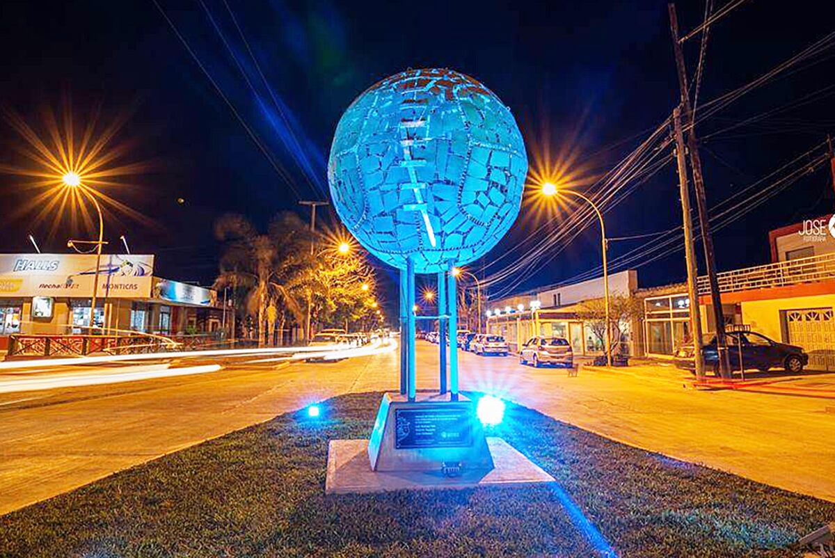 Monumento a la pelota de fútbol. / Municipalidad de Bell Ville