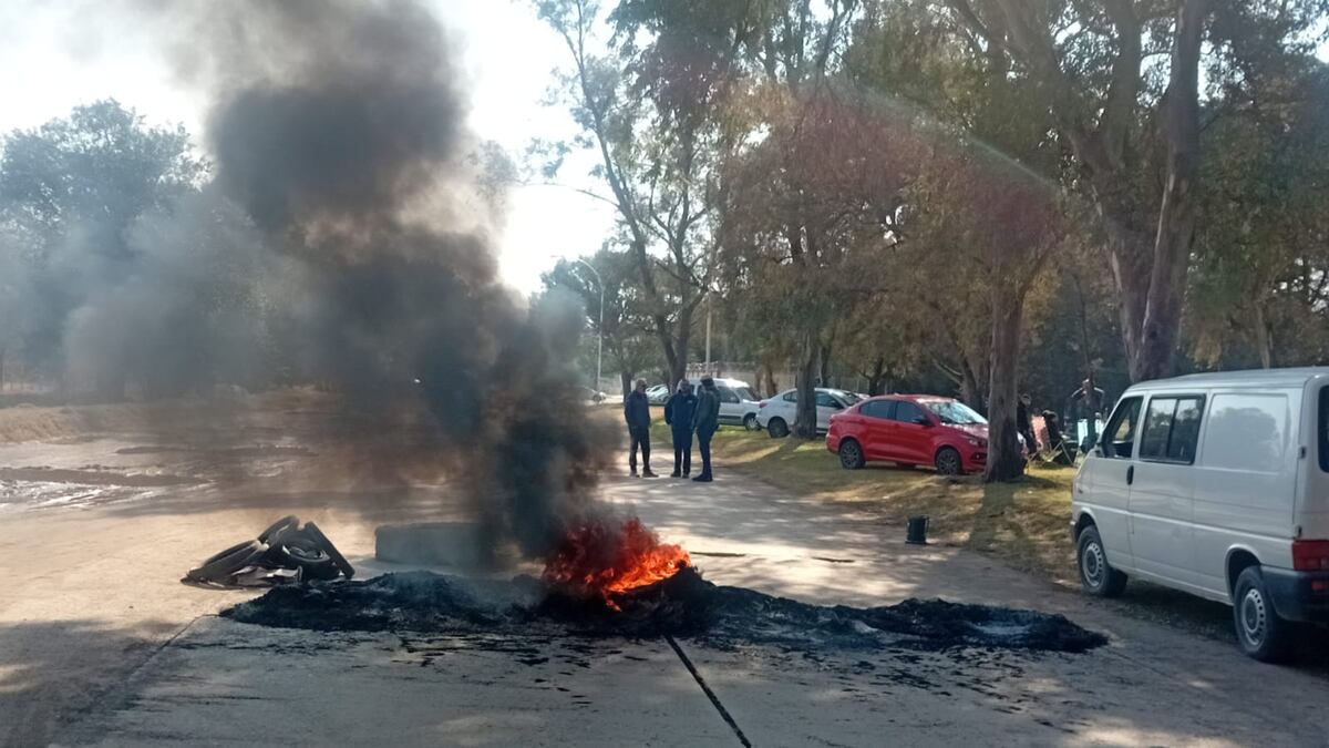 Protesta en el acceso a Petroquímica Río Tercero, este lunes, ante los 124 nuevos despidos. (La Voz)