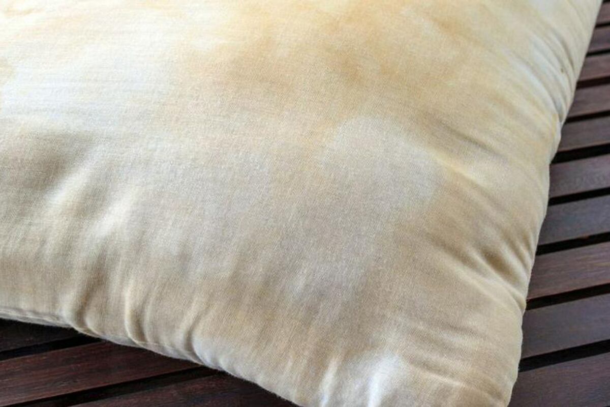 Las manchas amarillas en la almohada son una señal de advertencia: cómo blanquearlas. (Freepik)