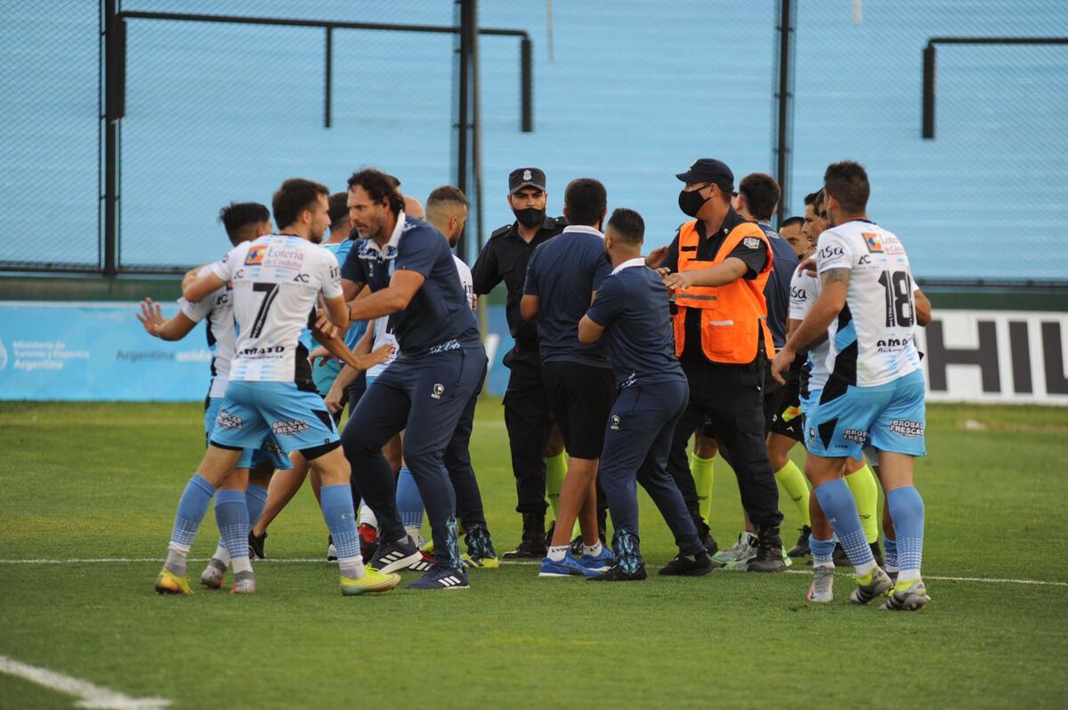 El antes, el durante y el después de la final entre Racing y Deportivo Madryn por el Federal A. (Federico López Claro)