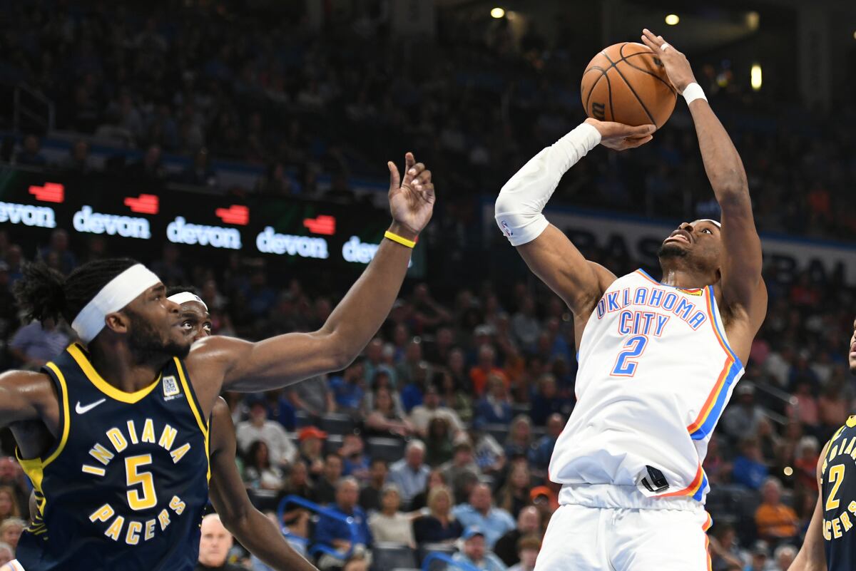 El escolta del Thunder de Oklahoma City, Shai Gilgeous-Alexander (2), dispara sobre el alero de los Pacers de Indiana, Jarace Walker (5), durante la primera mitad de un partido de baloncesto de la NBA, el sábado 29 de marzo de 2025, en Oklahoma City. (AP Foto/Kyle Phillips)