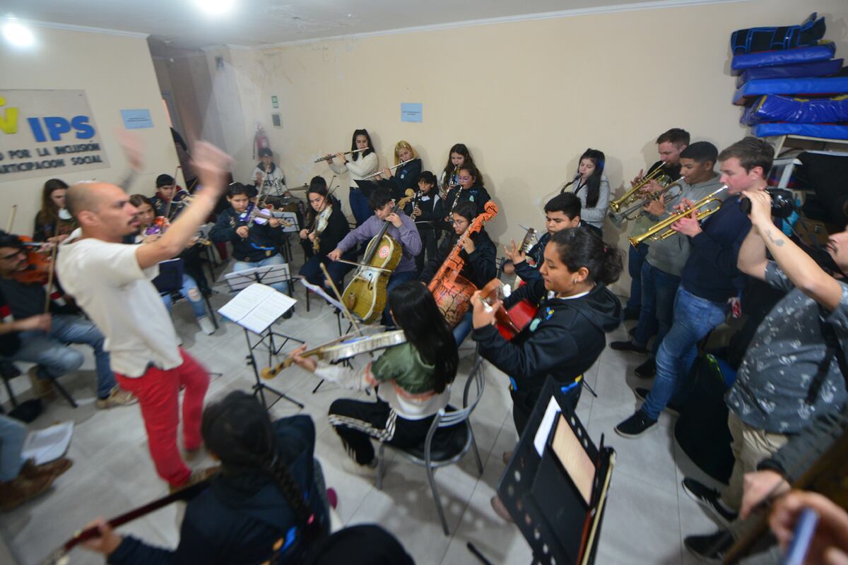 Ensayo conjunto de la orquesta de Cateura y su par cordobesa que se presentarán este jueves. (Javier Ferreyra)