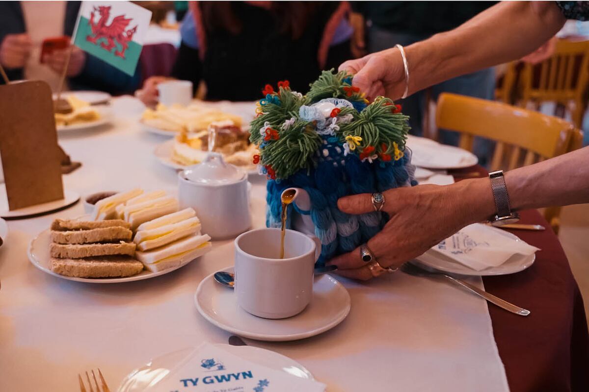 Las teteras de porcelana cubiertas por tejidos de lana, ya es tradición en Gaiman, Chubut.