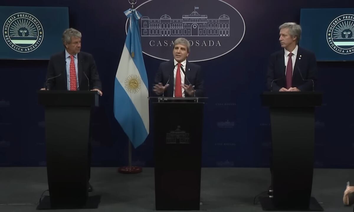 EN MAYO. Juan Pazo, titular de Arca; Luis Caputo, ministro de Economía, y Santiago Bausilli, presidente del Central, anuncian el decreto 353/2025 que facilitó la salida de dólares del colchón y crea el sistema de finanzas abiertas. (Captura video)