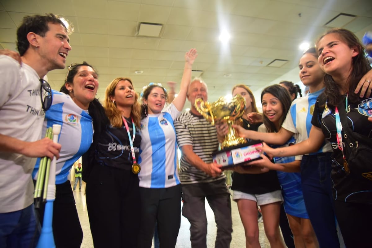 Las Murciélagas llegaron a Córdoba tras conquistar su segunda Copa del Mundo. (Javier Ferreyra / La Voz)