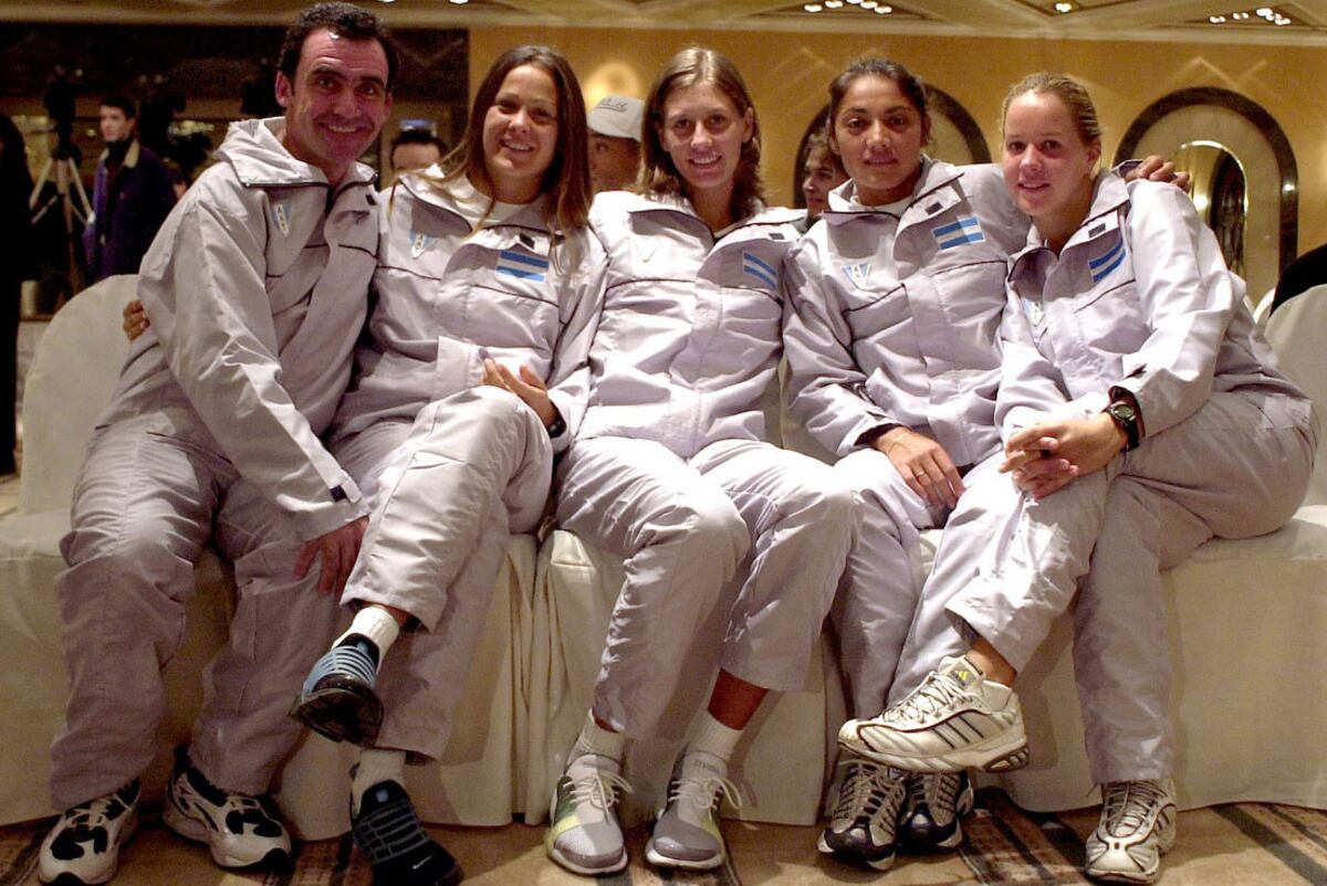 Protagonista. Clarisa Fernández, en el centro de la imagen, junto a sus compañeras en la Fed Cup 2002 Mariana Diaz Oliva, Paola Suárez y María Emilia Salerni y el capitán Ricardo Rivera. (DyN / archivo)