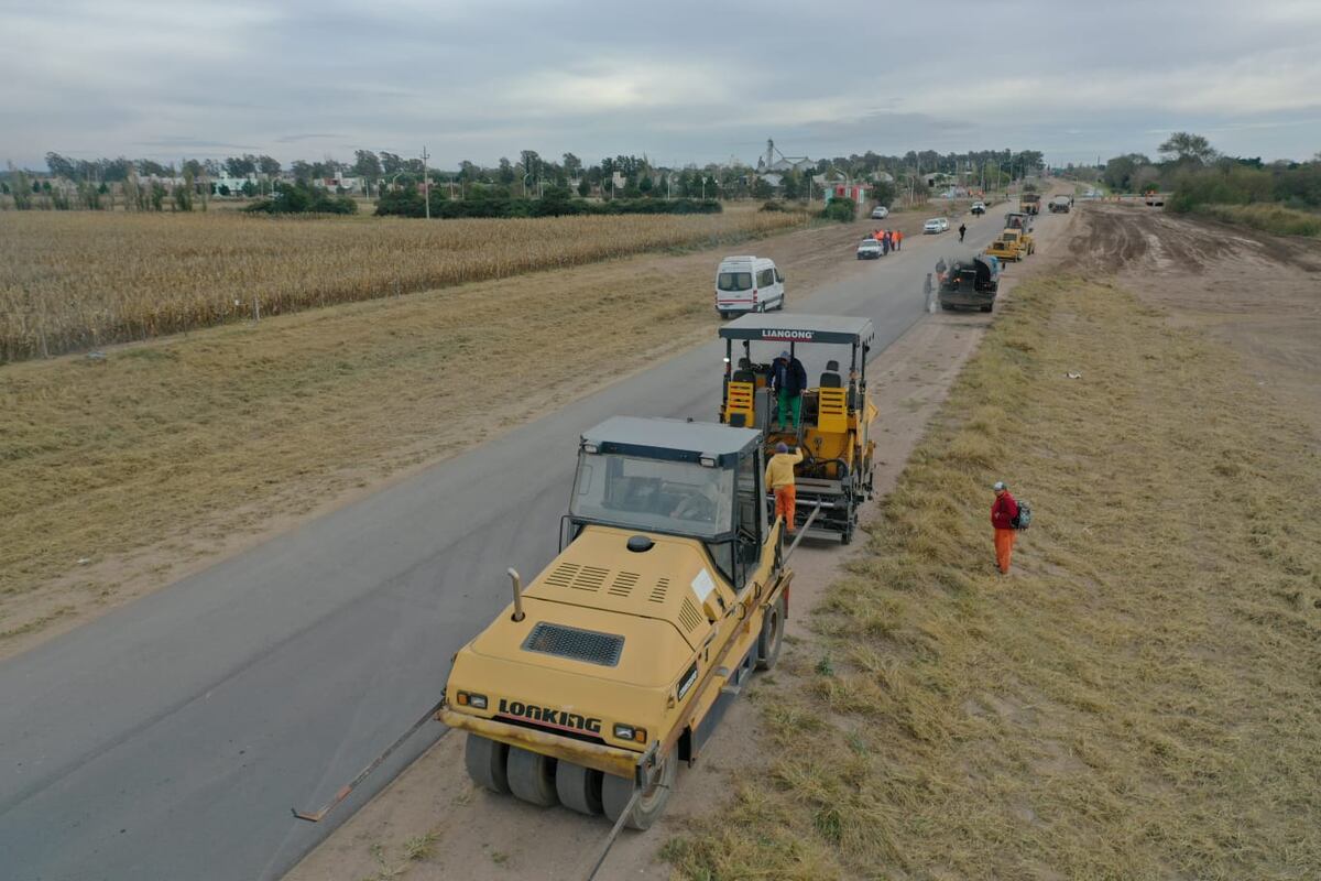 Asfaltado del camino entre Río Tercero y Los Tres Pozos, en ejecución (Gobierno de Córdoba)