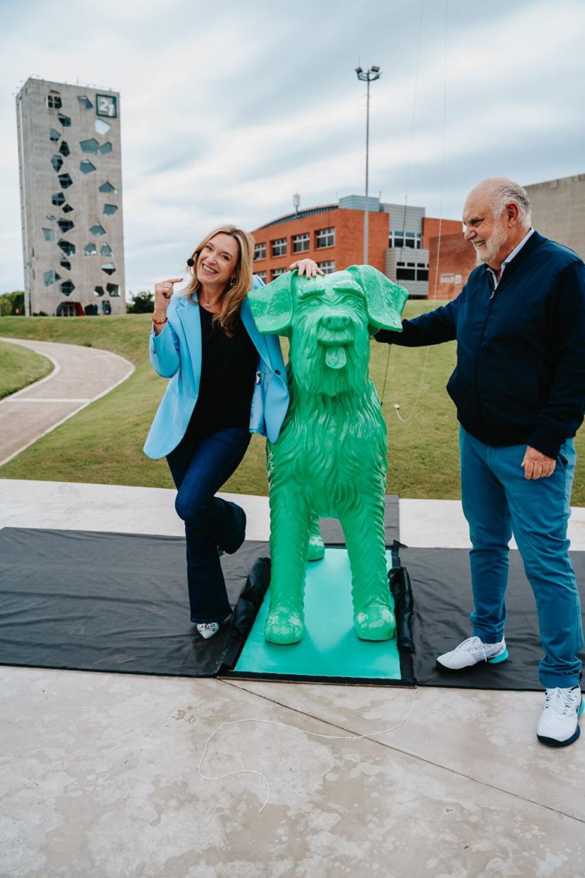 Mendé y Rabbat en la celebración por los 30 años de la Universidad. El “Perro Verde” es el símbolo del ADN de la Universidad. (Gentileza)