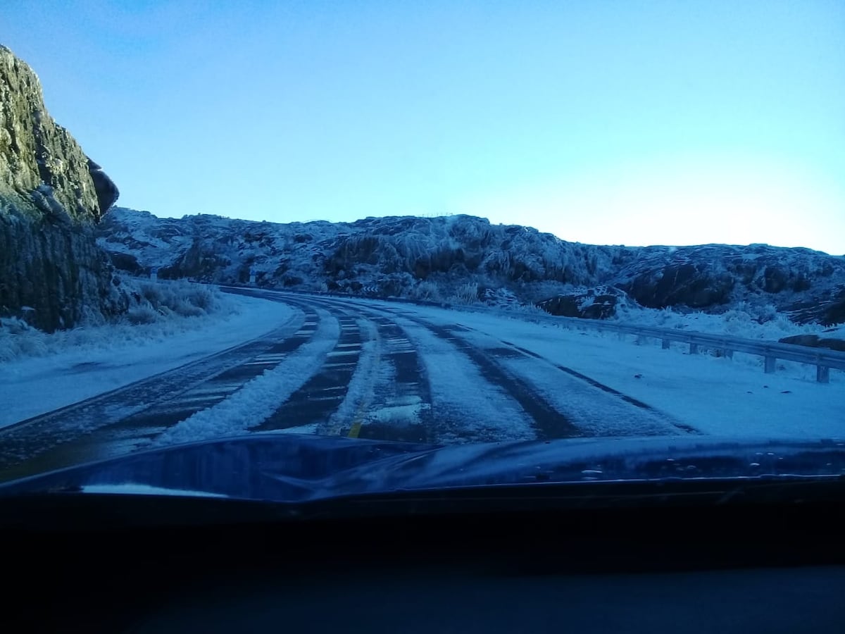 Hielo en el camino de las Altas Cumbres (Policía de Córdoba).