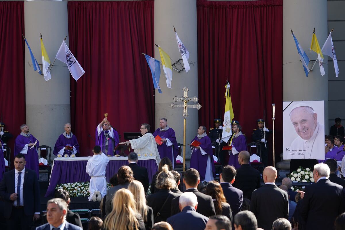 Buenos Aires. Multitudinaria despedida al Papa en la catedral porteña (Clarín).