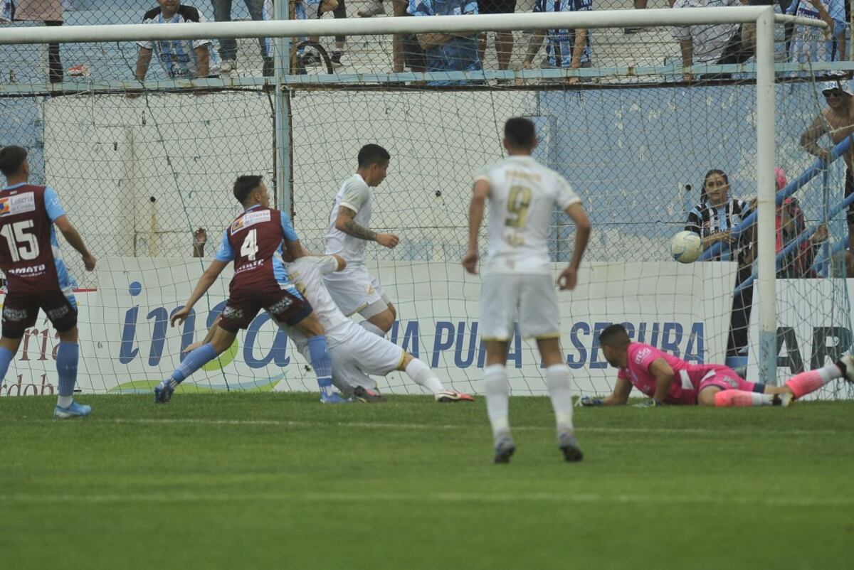 Lesman empuja al gol y logra el empate para Central Norte, en el Miguel Sancho. (Foto: Javier Ferreyra)