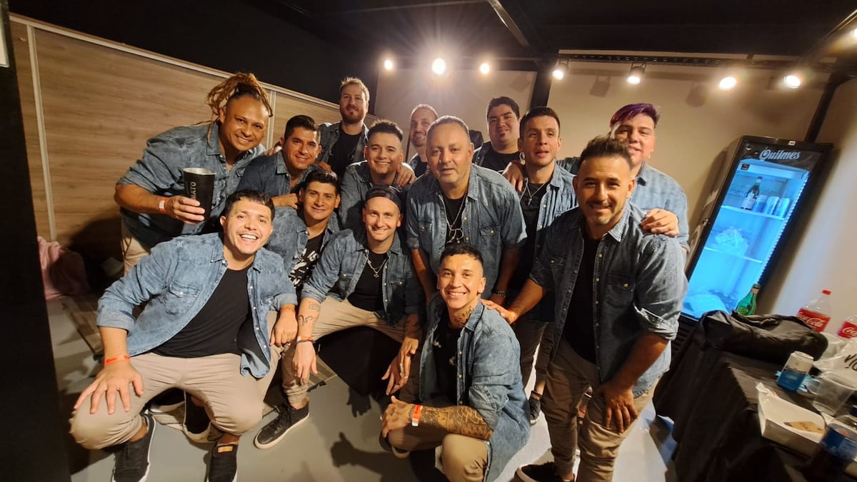 Los músicos de la banda de Cristian Amato posando para La Voz en la madrugada del 24 de marzo de 2024 en Quality Arena. (La Voz)