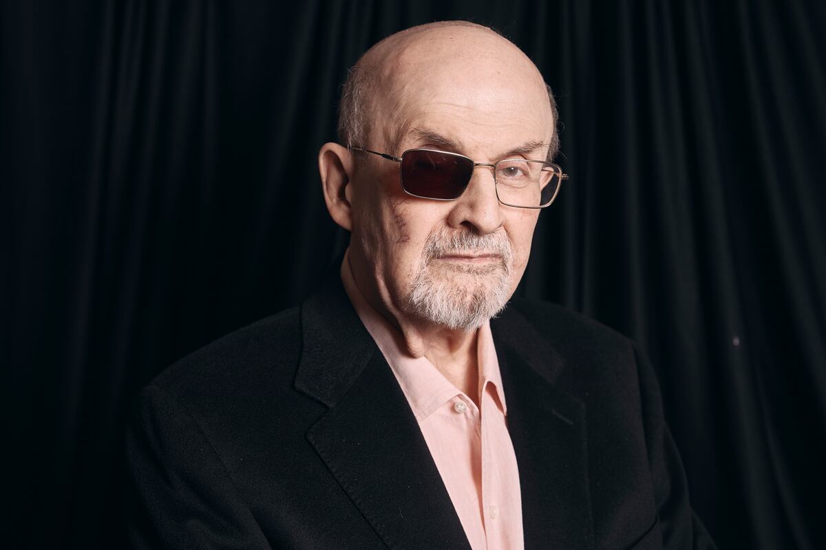 ARCHIVO - Salman Rushdie posa para un retrato para promover su libro "Knife: Meditations After an Attempted Murder" el 18 de abril de 2024 en Nueva York. (Foto AP/Andres Kudacki, archivo)
