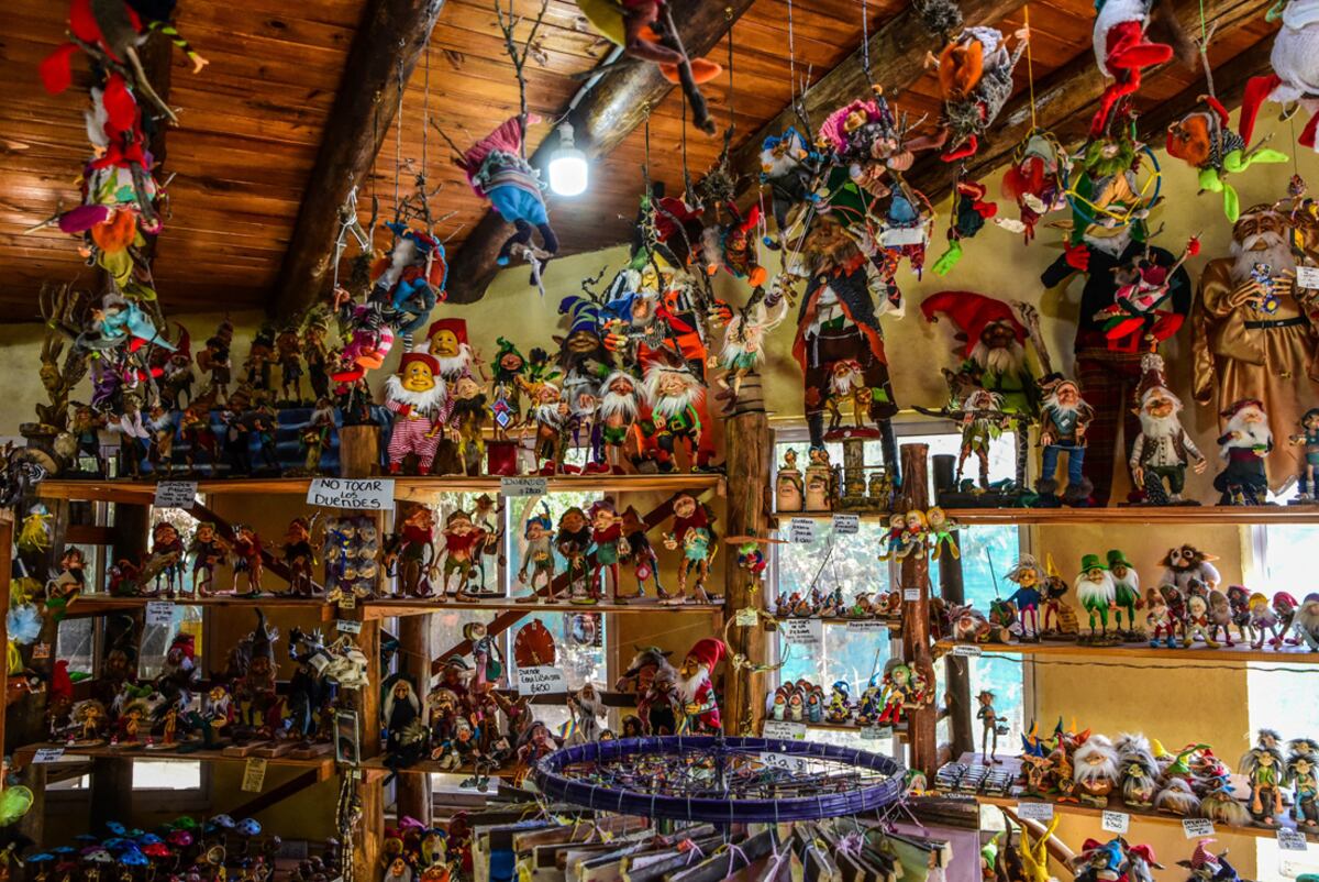 Duendes, pirámides, platos voladores y otros objetos dominan la escena en un negocio, en el camino al cerro Uritorco. (La Voz)