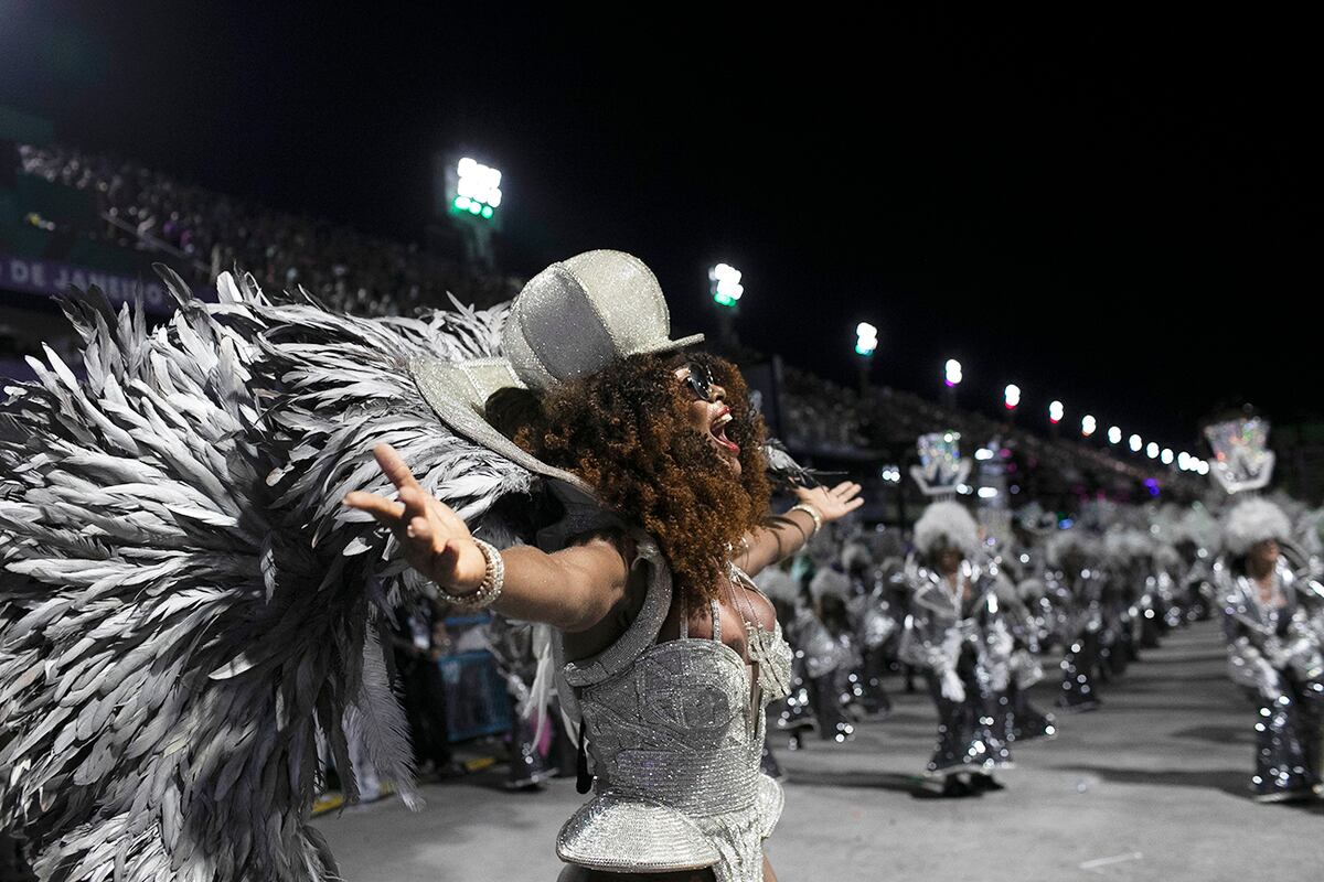 Escuela de samba Mangueira baila durante las celebraciones del Carnaval en el Sambódromo de Río de Janeiro, el lunes 3 de marzo de 2025. (AP)