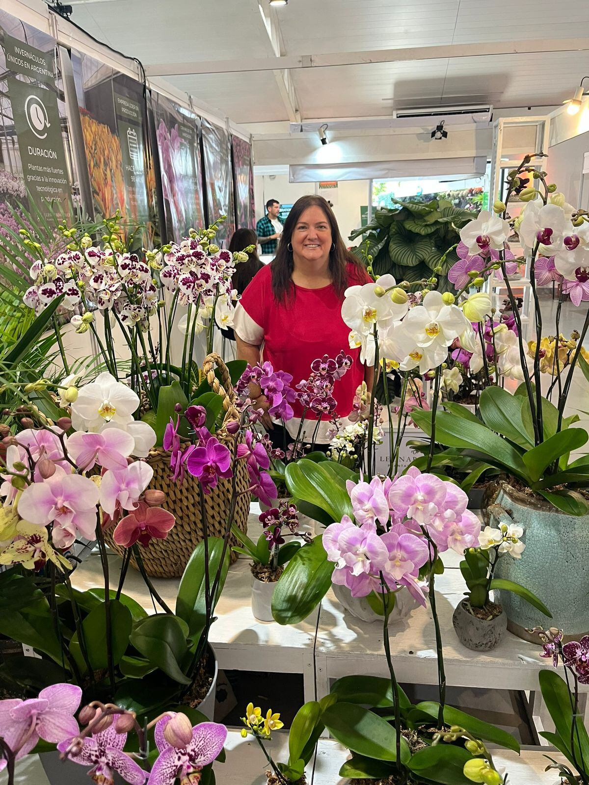 Alejandra Tuma en su paraíso, con orquídeas. Los equipos de Juárez Celman, Obispo Trejo y Despeñaderos se capacitaron en el congreso nacional de Buenos Aires. (Gentileza)