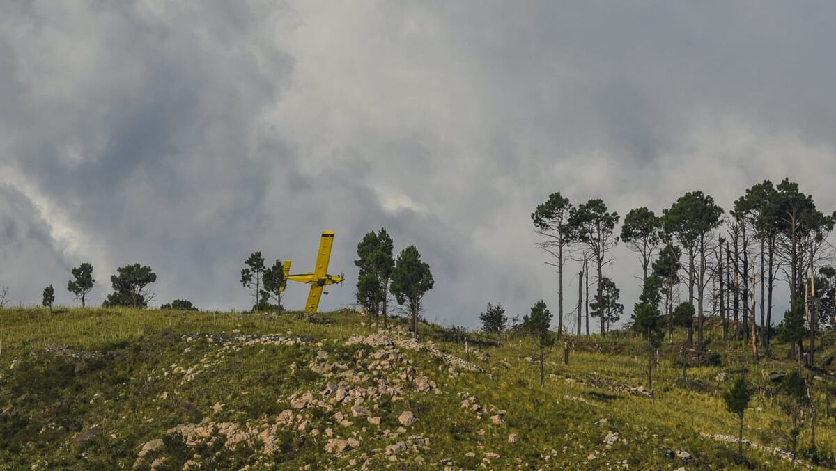 Un avión hidrante, este viernes, sobre la zona afectada por incendios en Pampa de Olaen (La Voz)
