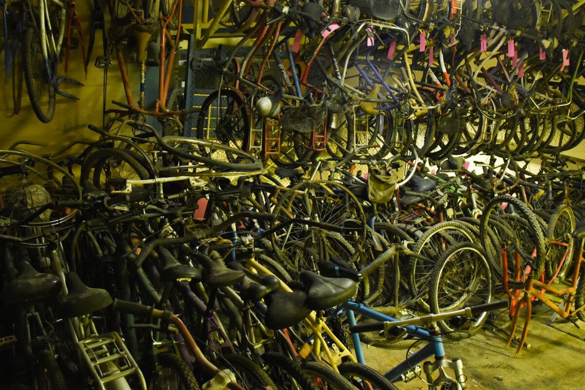 Internos de Bouwer realizan talleres de bicicletería para aprender a restaurar rodados viejos.