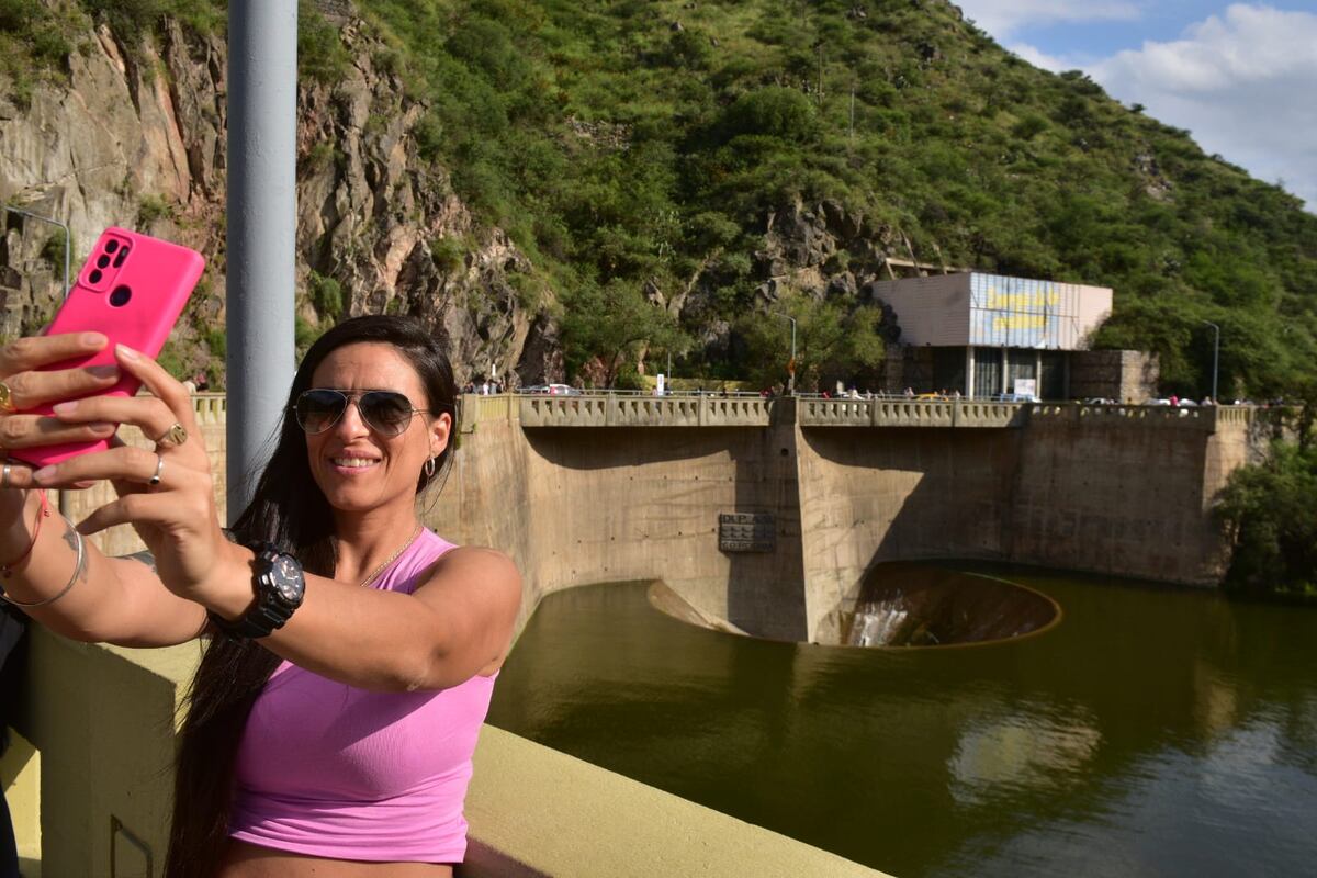 Una turista se sacó una foto frente al vertedero del lago San Roque-