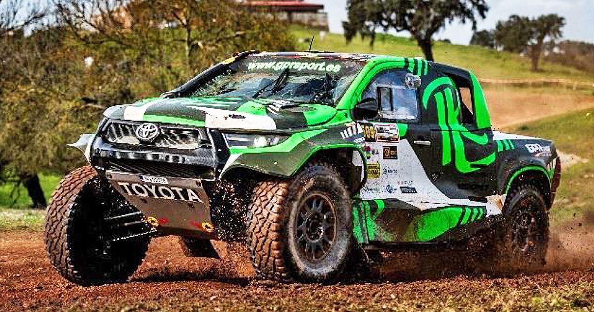 El veterano Luis Recuenco, local en Cuenca, con una Toyota Hilux de la primera división del CERTT, la T1+. (Gentileza)