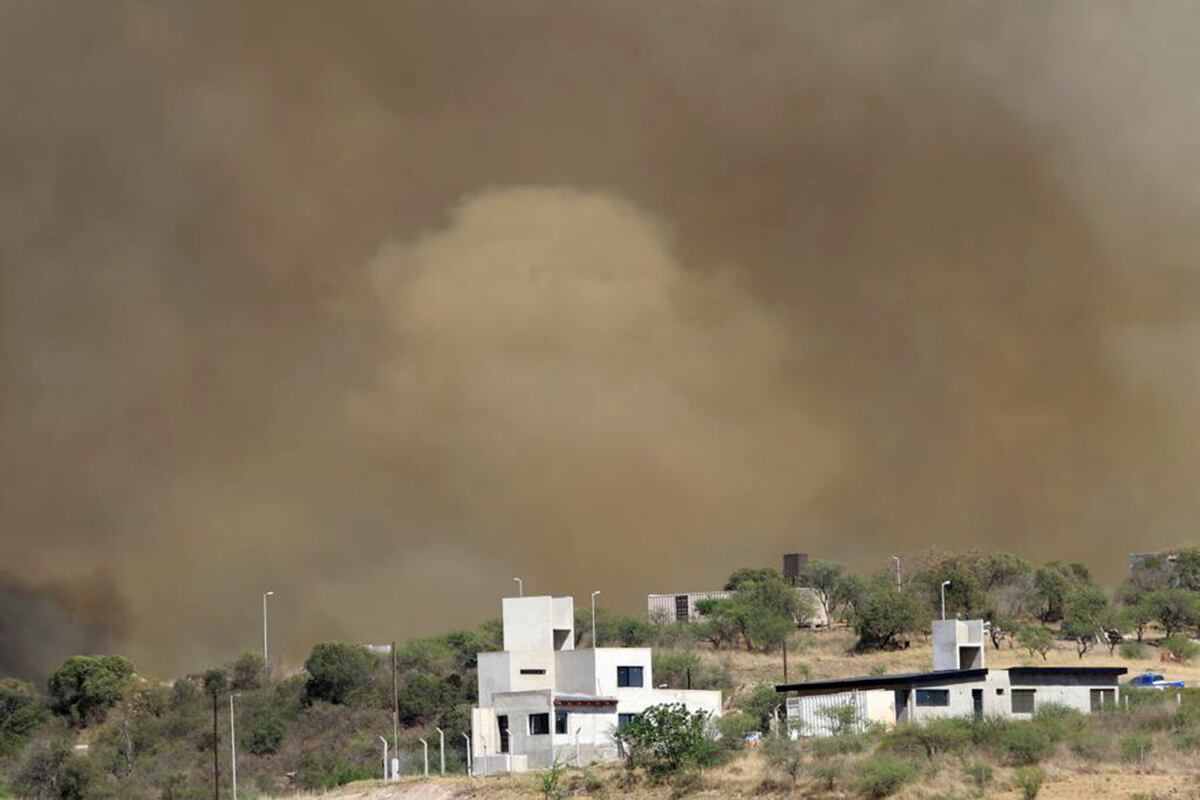 Incendio en Córdoba. El fuego avanza y complica casas en Playas de Oro. (Yanina Aguirre / Corresponsal Carlos Paz La Voz)
