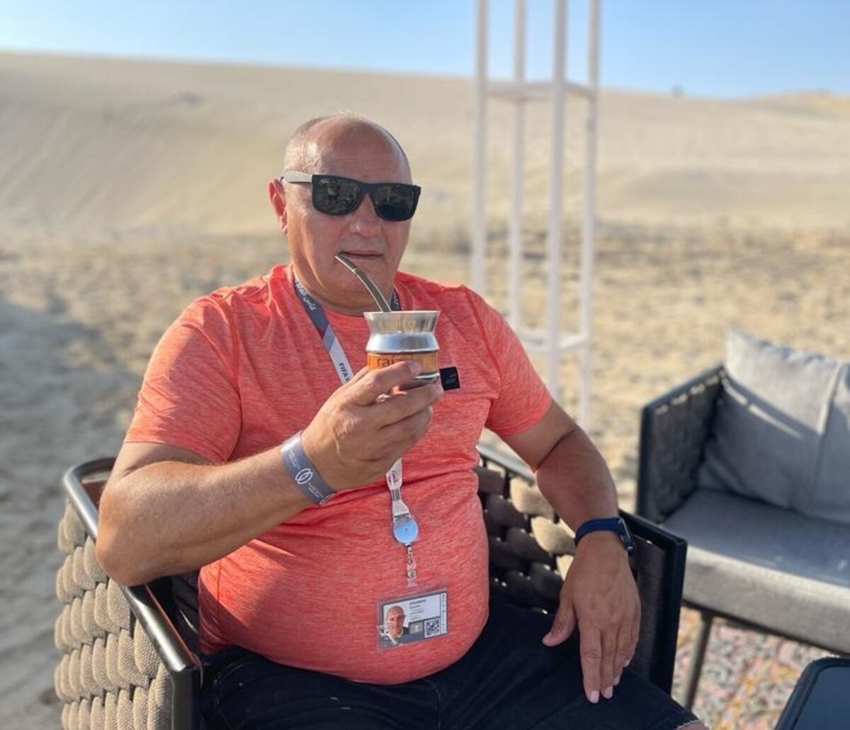 Eduardo, el villamariense, tomando mate con el desierto de Qatar de fondo. (Gentileza)
