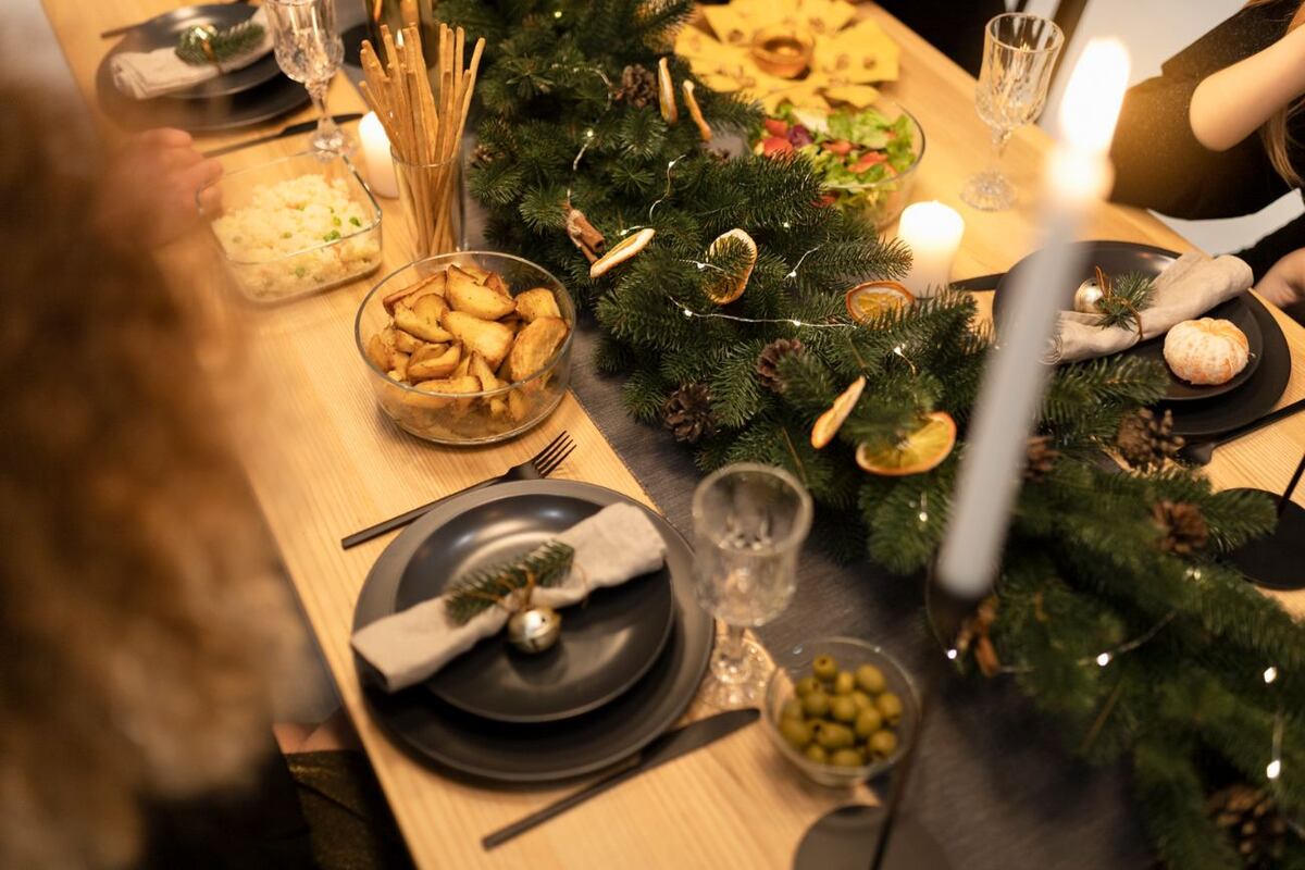 Los centros de mesa bajos aportan decoración y frescura sin interrumpir la charla entre los invitados. Freepik.