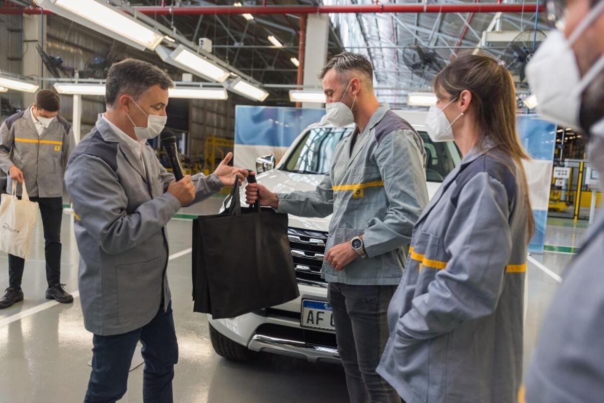 Como no podía ser de otra manera, la unidad cinco mil se quedó en Córdoba. La entregó Pablo Sibilla, presidente de Renault. / Autocity