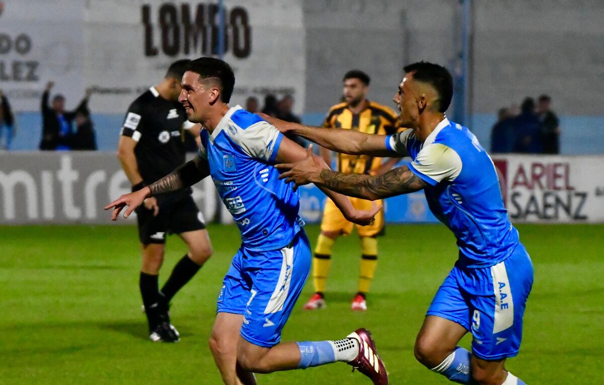 Estudiantes de Río Cuarto recibió a Mitre de Santiago por la Primera Nacional. (Tomy Fragueiro / La Voz)