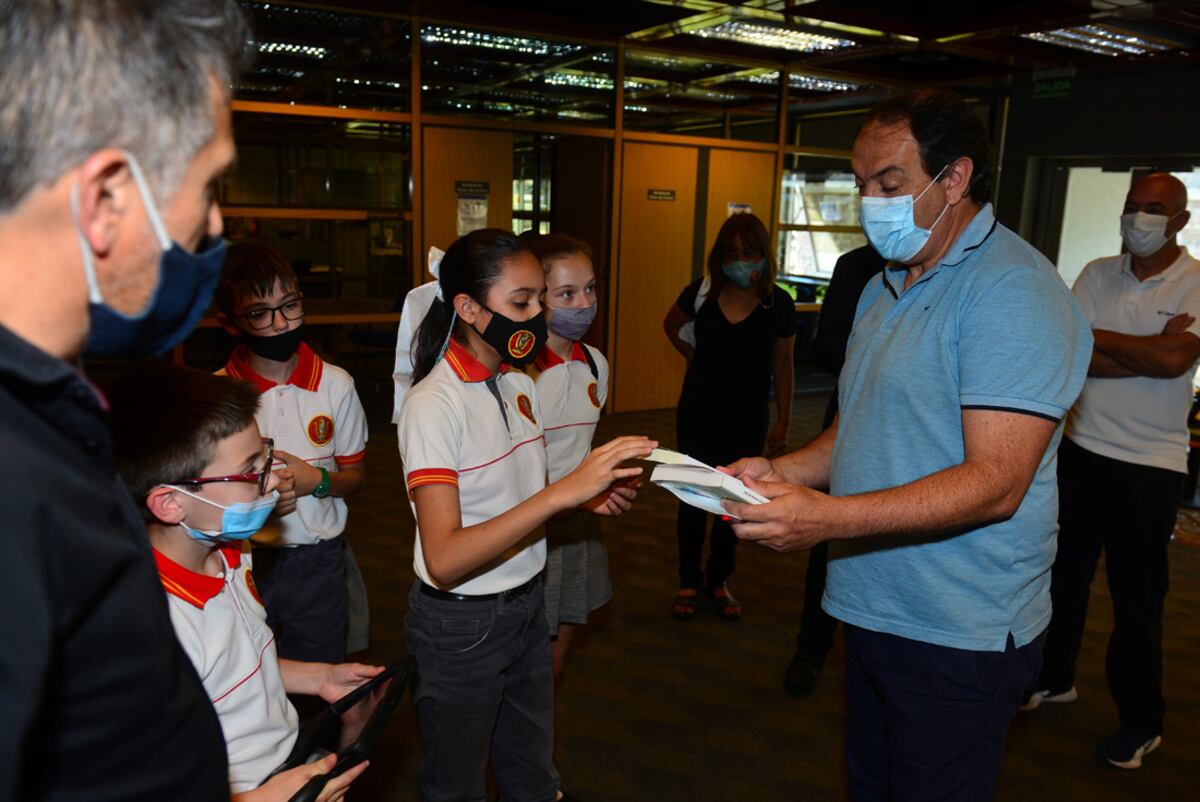 Días atrás, alumnos, padres y docentes visitaron La Voz para presentar sus trabajos. Los recibió Adrián Bassola, prosecretario de Redacción. (Nicolás Bravo)