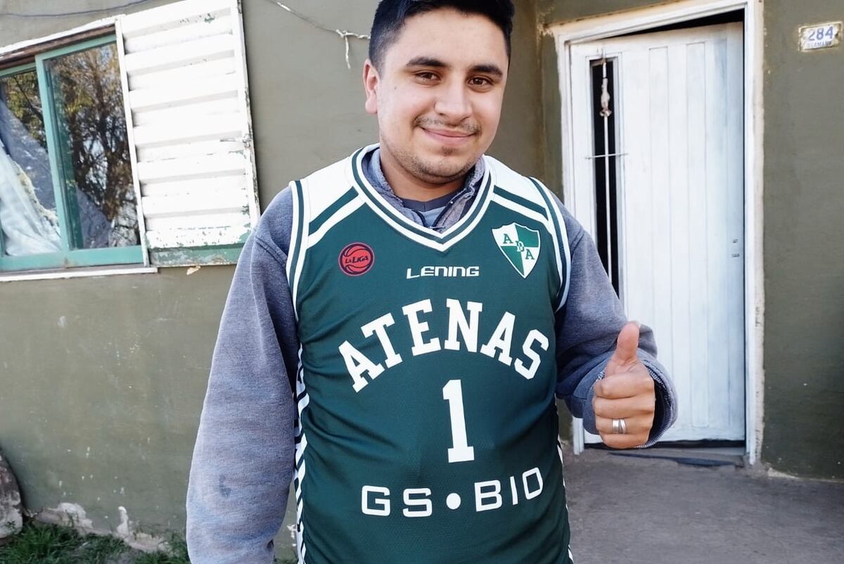Francisco Benítez, ganador del reality La Voz Argentina y un reconocimiento por parte de Asociación Deportiva Atenas. (Prensa Atenas)