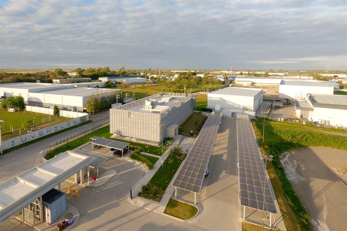 Cochera solar instalada por ecovatio en el estacionamiento de la planta de Biofarma.