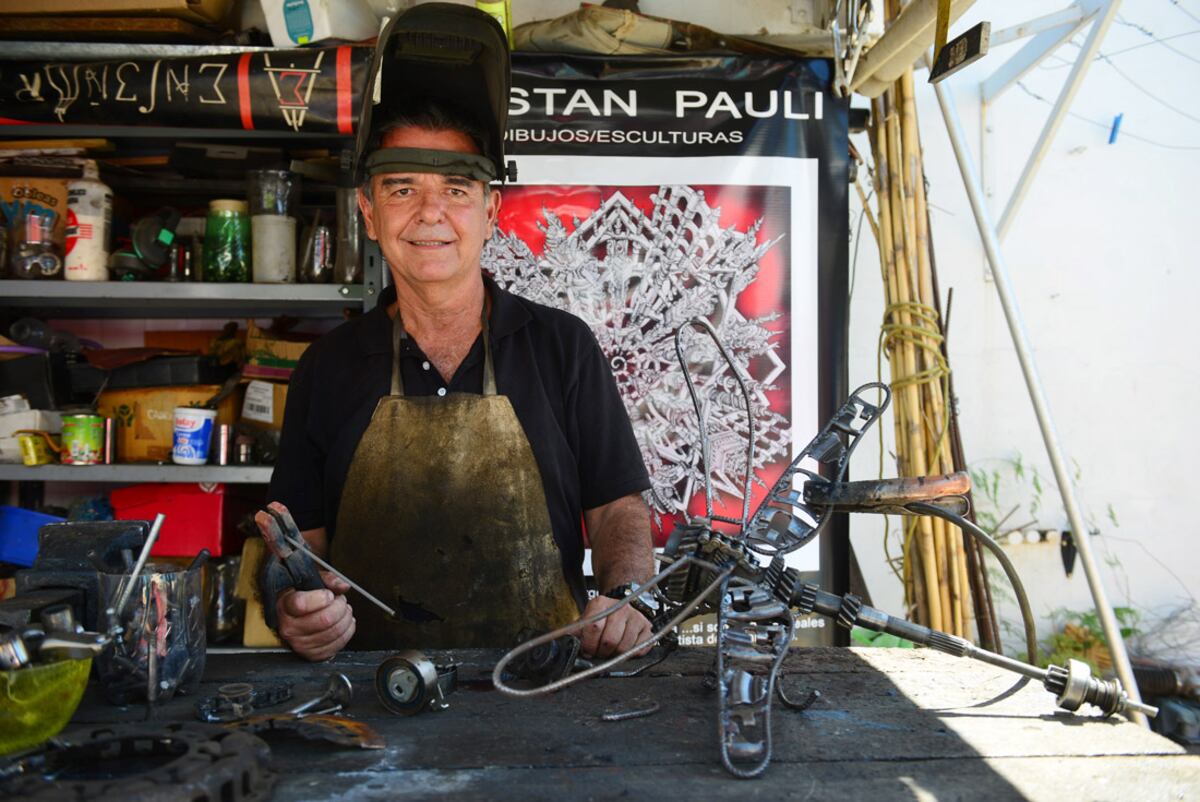 Tristán Pauli, arquitecto, artista, escultor, dibujante. Hace esculturas de metal con piezas de descarte, y sus dibujos representan ciudades imaginarias y animales articulados. (Nicolás Bravo)