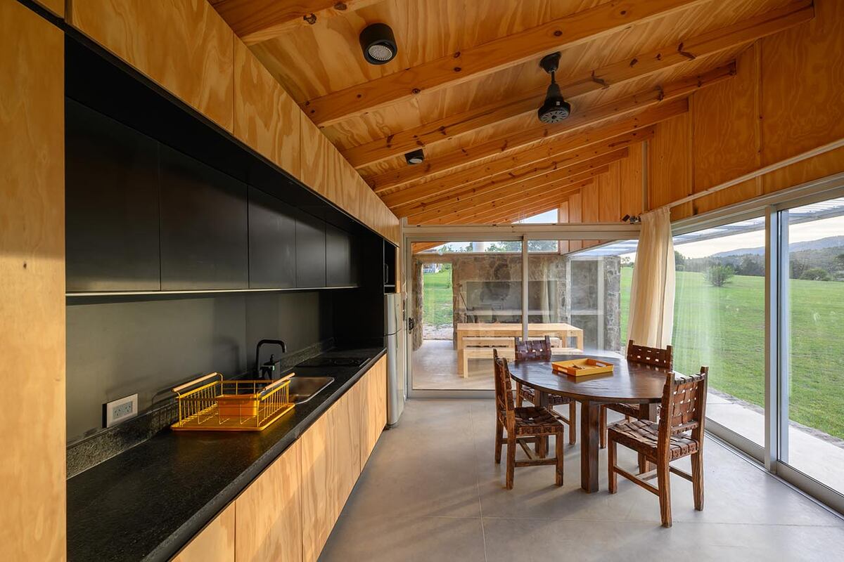 La cocina dispuesta en línea contempla el espacio disponible, las necesidades y actividades cotidianas de sus ocupantes (obra Casa Bayo, estudio Set Ideas).