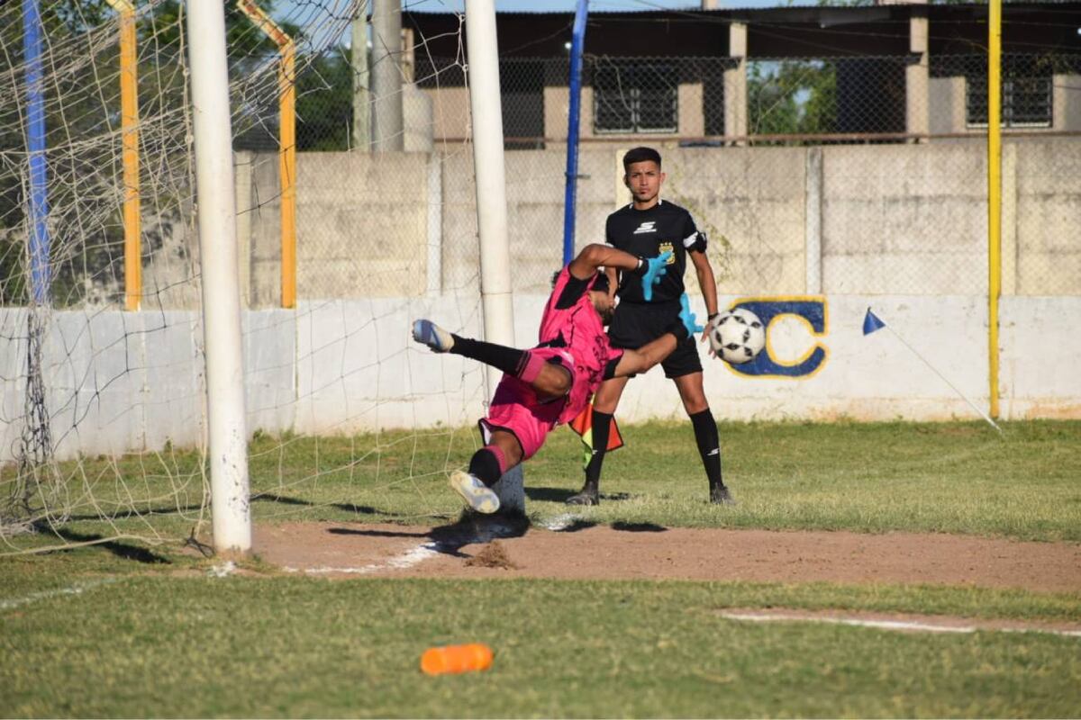 Martín Moyano, arquero de Juniors y la figura en la tanda de penales que le dio la clasificación al Poeta. (Prensa Juniors / Agustín Córdoba).