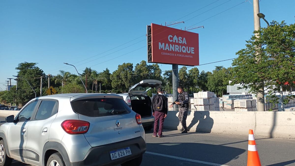 Doble siniestro vial en Avenida La Voz provoca severas demoras en ese sector de Córdoba capital.