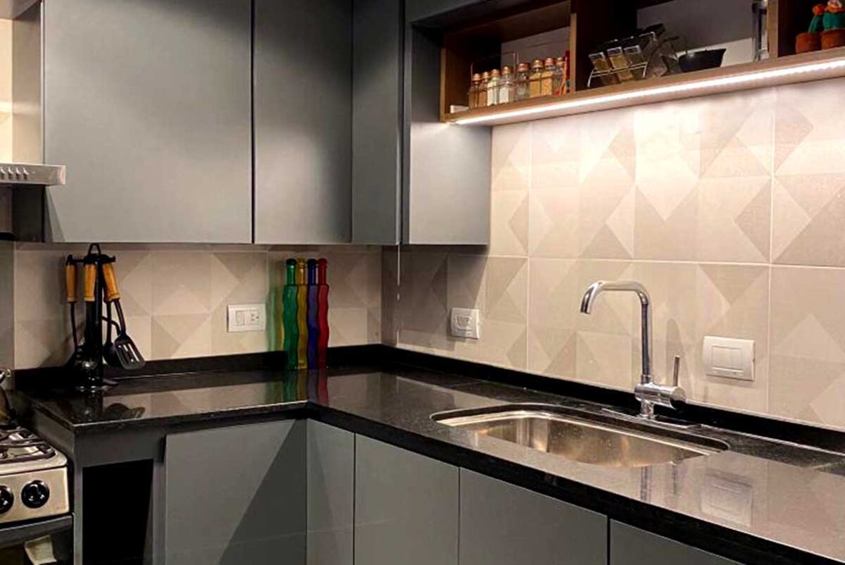 Se aconsejan muebles alacenas con puertas y hasta el techo.