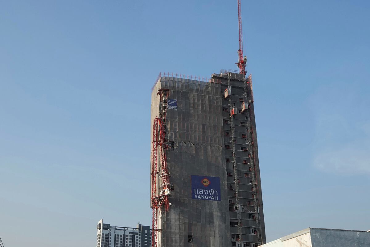 Se observa una grúa dañada en la fachada de un edificio en construcción tras un terremoto de magnitud 7,7 en Bangkok, Tailandia, el viernes 28 de marzo de 2025. (Foto AP/Sakchai Lalit)