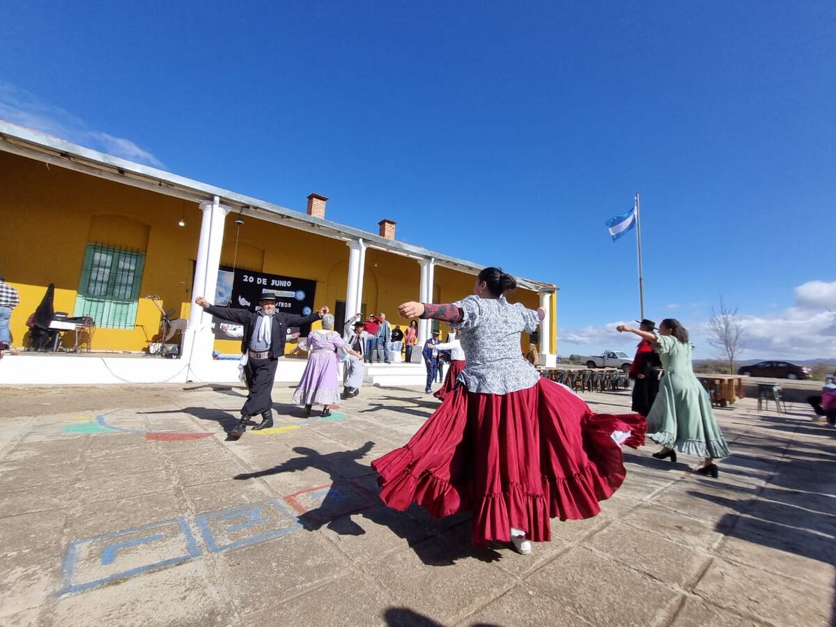 Día de la Bandera en el patio de una escuela rural del despoblado noroeste cordobés. (La Voz)