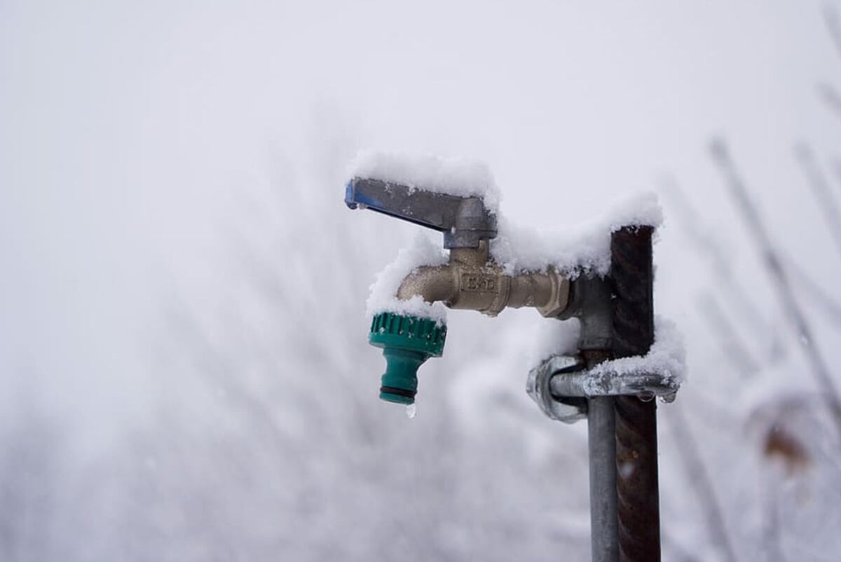 Hay que proteger las instalaciones exteriores. Foto: Pxfuel / Aguas Cordobesas