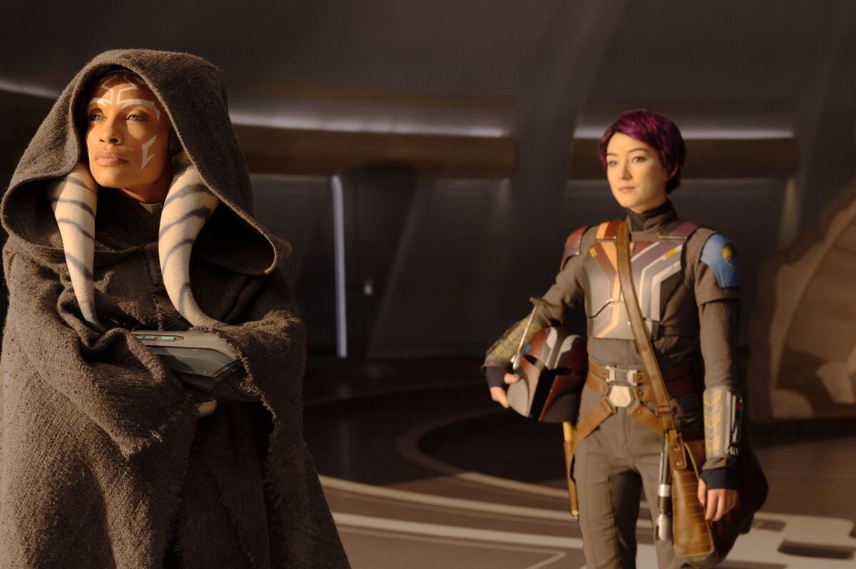 Ahsoka Tano (Rosario Dawson) y Sabine Wren (Natasha Liu Bordizzo). (Lucasfilm)