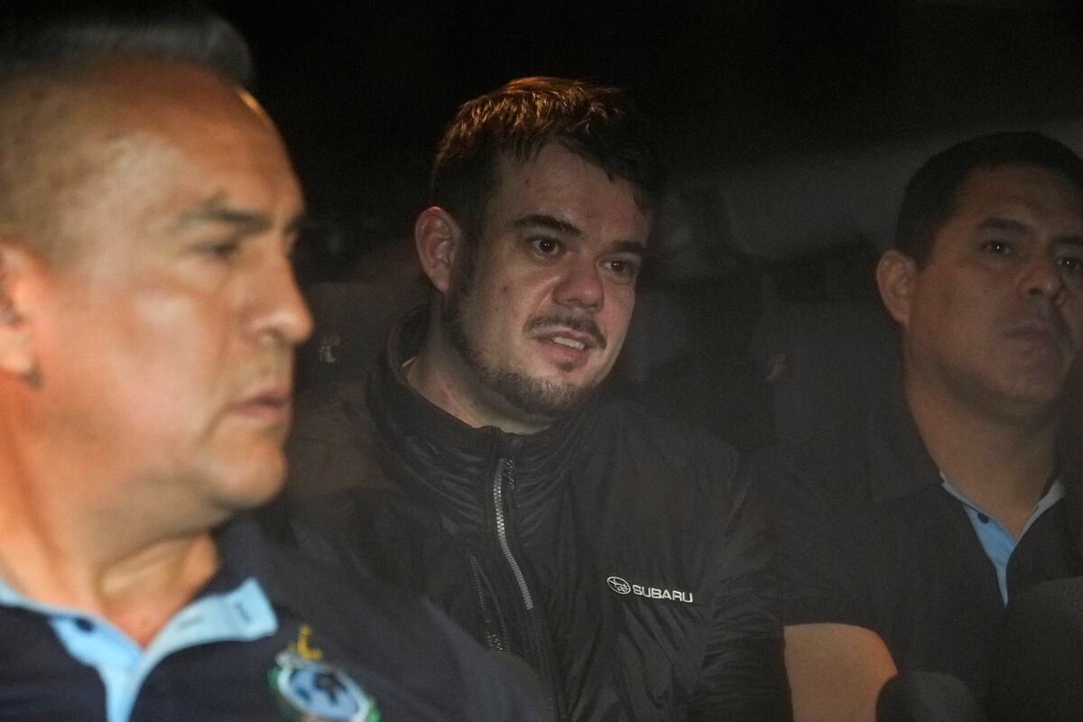 El holandés Joran van der Sloot es conducido en un vehículo policial desde una prisión de máxima seguridad a un aeropuerto para ser extraditado a Estados Unidos, a las afueras de Lima, Perú, el 8 de junio de 2023. Der Sloot, el principal sospechoso en la desaparición de Natalee Holloway en 2005, llegó a Estados Unidos procedente de Perú el mismo día para enfrentar cargos por intento de extorsión a la madre de la adolescente. (AP Foto/Martín Mejía)