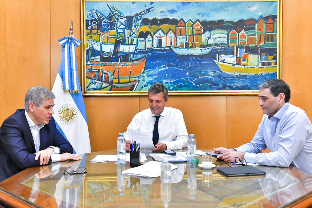 El ministro de Economía, Sergio Massa, en un encuentro de trabajo con el presidente de YPF, Pablo González. (Prensa Ministerio de Economía)