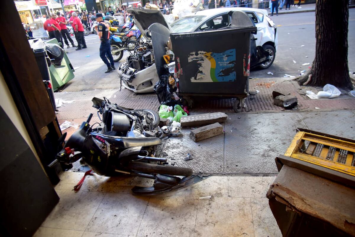 Grave siniestro. Un auto atropelló a varias personas en el Centro de la ciudad de Córdoba. (Javier Ferreyra / La Voz)