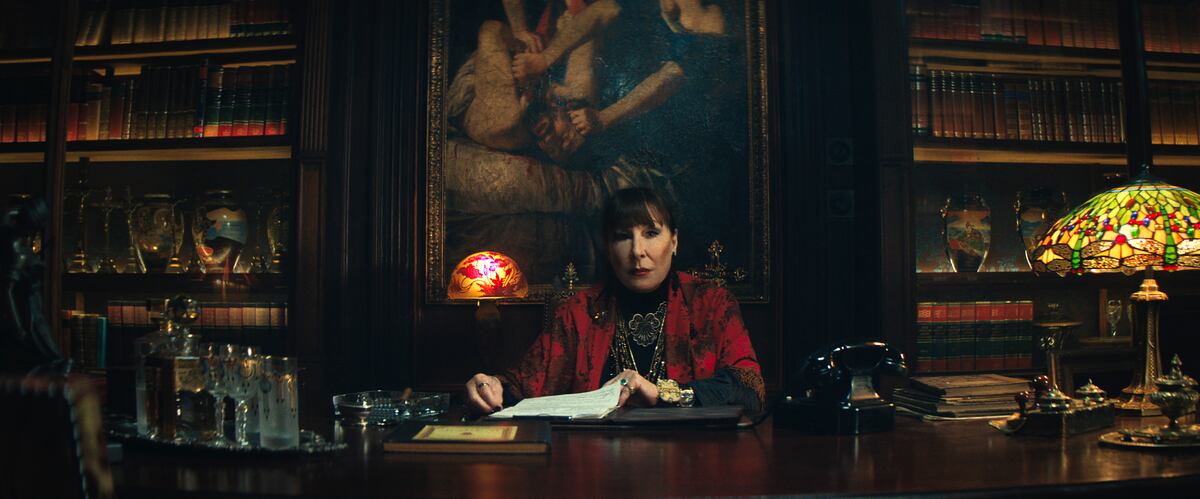 Anjelica Huston como La Directora, personaje clave en "Bailarina". (Lionsgate)
