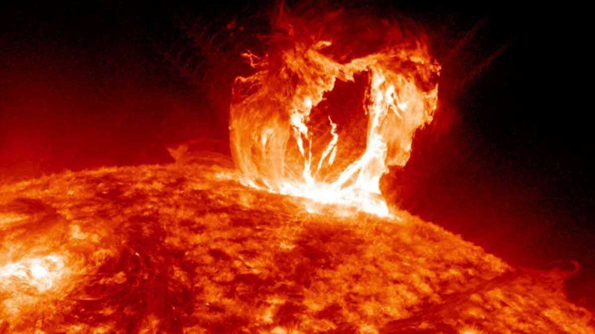 Una bola de plasma procedente de la explosión de una manca solar “muerta” producida el pasado lunes 11 de abril se dirige hacia la Tierra y su impacto se espera para el jueves 14 de abril a las 8 horas